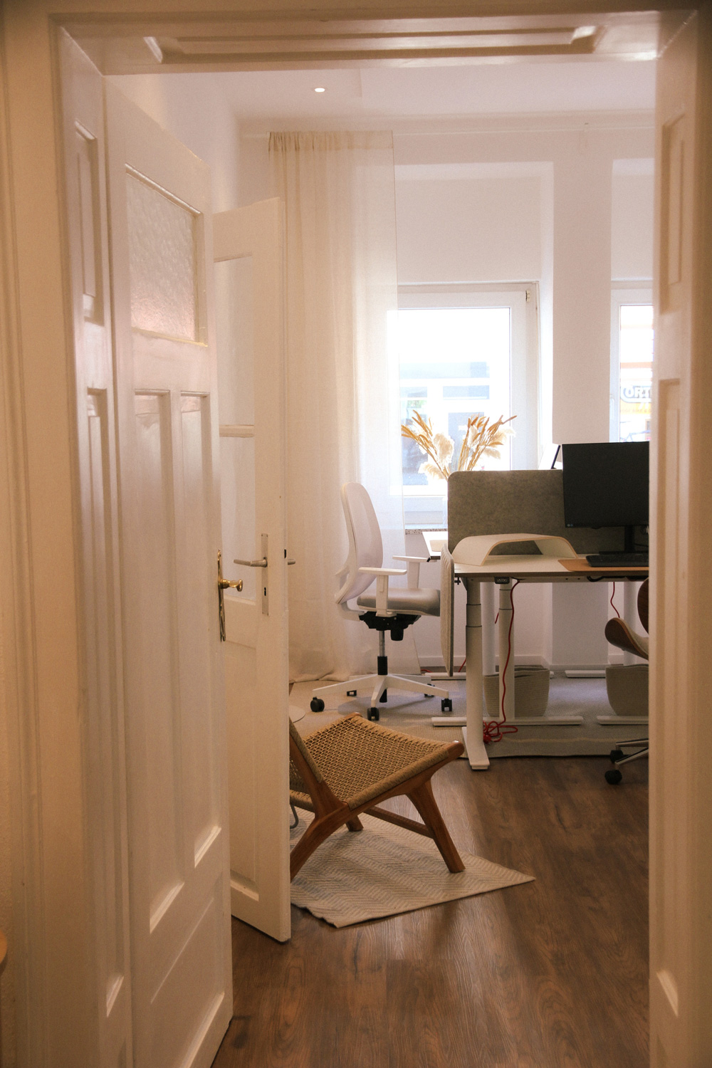 Schreibtisch in klimatisiertem Büro - Desk 5